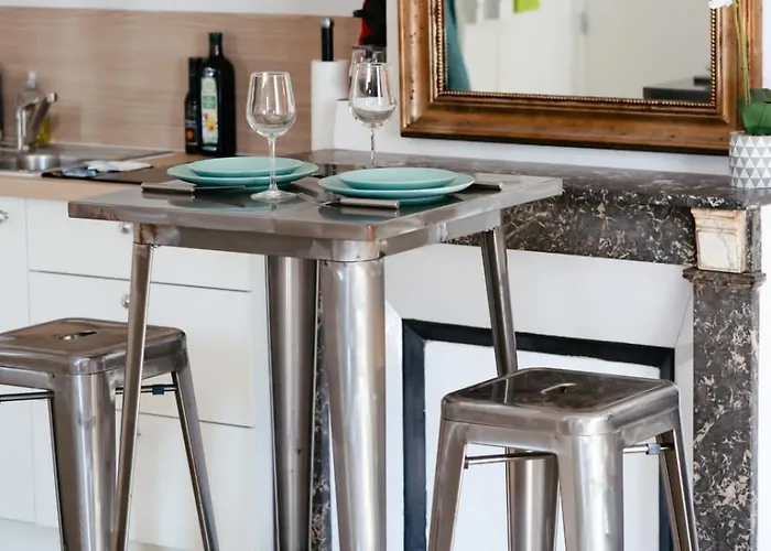 Authentique 3 Nid Urbain Au Charme Envoutant En Plein Coeur De Apartment *